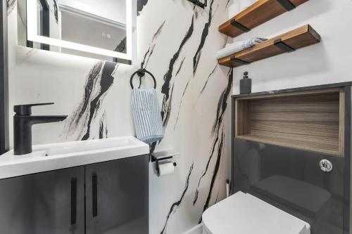 a bathroom with a sink and a toilet at Modern Cambridge Studio in Milton