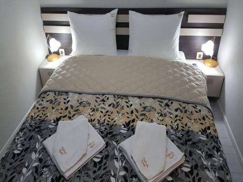 A bed or beds in a room at Ayberk Apart Sandanski