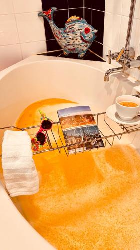 a basket in the middle of a bathroom sink at Ferienwohnung Piesbach in Nalbach