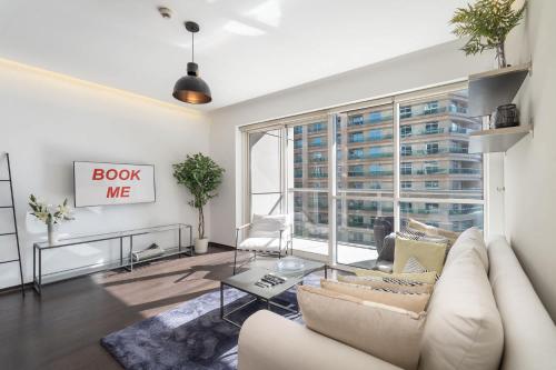 Free housekeeping visits during your stay - StayShort - Cozy 1-Bedroom Apartment at West Avenue Tower near Marina beach