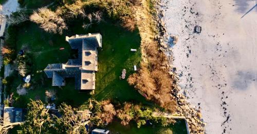 an aerial view of an island in the ocean at Villa Les Pieds dans l'Eau et sans canicule ! in Santec