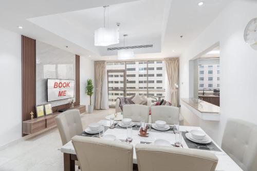 Free housekeeping visits during your stay - StayShort - Comfortable 2BR in Al Barsha with Balcony Sleeps 4