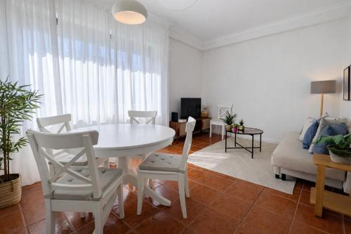 Private Parking 2BR Ensuite 3 Baths 5 min Metro