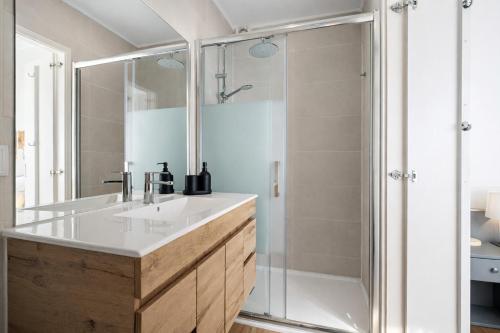Private Parking 2BR Ensuite 3 Baths 5 min Metro