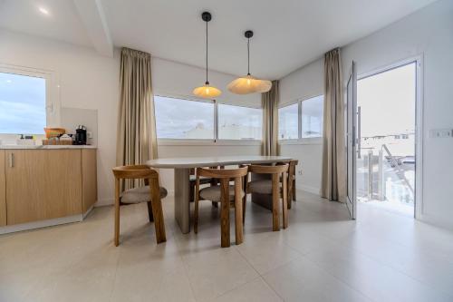 a kitchen and dining room with a table and chairs at Casa Dara's Sea in Playa Honda