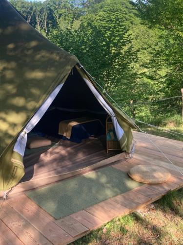 Ein Zelt auf einer Holzterrasse mit Bäumen im Hintergrund in der Unterkunft Rundzelt in Bad Honnef am Rhein