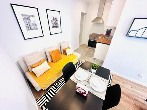 Lisbon Orange House - Modern Two-Bedroom Apartment RC D