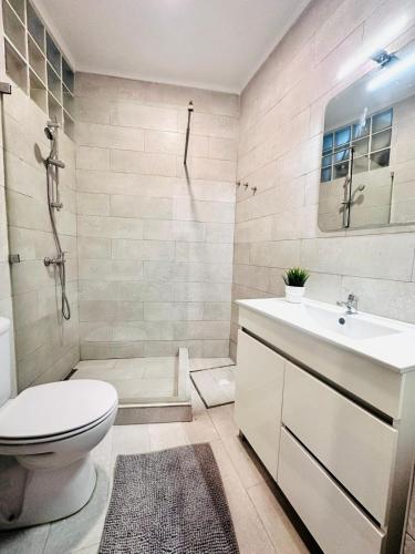 Lisbon Orange House - Modern Two-Bedroom Apartment RC D
