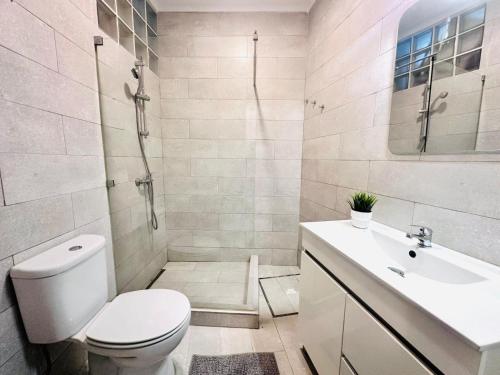 Lisbon Orange House - Modern Two-Bedroom Apartment RC D