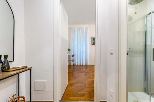 a hallway with a glass door leading to a bathroom at Ser Lapo - Dimora storica a Prato in Prato