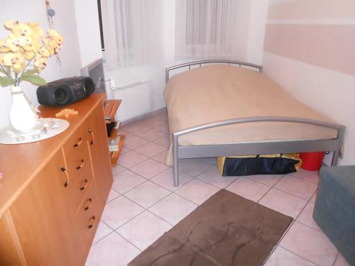 a small bedroom with a bed and a dresser at Ferienwohnung in Misdroy/Ostsee in Międzyzdroje