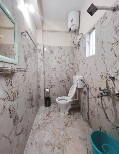 a dirty bathroom with a toilet and a sink at esS PHLYNDA Inn in Lāitlyngkot