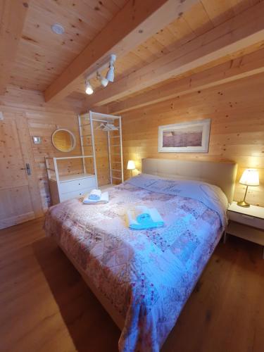 a bedroom with a large bed in a cabin at Almchalet Schweigerbuam Lachtal in Hinteralm