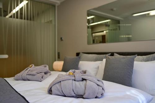 a bedroom with two towels on a bed at zeitlang by angelika kodewitz in Waldsassen