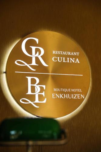 a plaque on a wall with a sign for a hotel at Boutique Hotel Enkhuizen in Enkhuizen