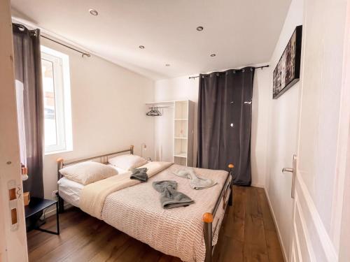 a bedroom with a bed with towels on it at L'Écrin Beige - Moderne - Portes de Strasbourg in Schiltigheim