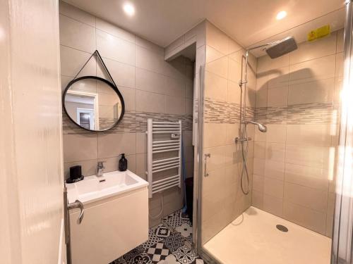 a bathroom with a shower and a sink and a mirror at L'Écrin Beige - Moderne - Portes de Strasbourg in Schiltigheim