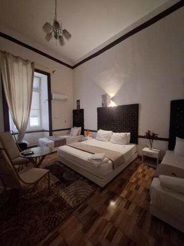 a bedroom with a bed and a couch and a chair at Lavida ve lv et in Cairo