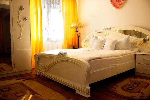 a bedroom with a white bed and a window at Hotel Confort Drochia in Drochia