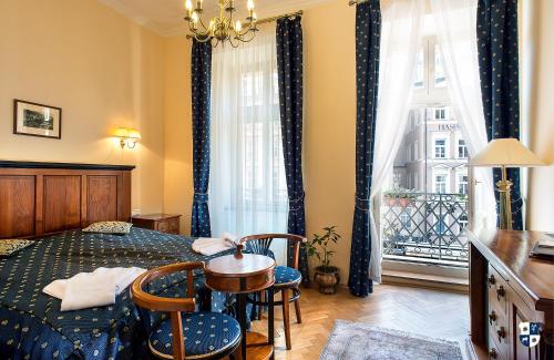 Una cama o camas en una habitación de Salvator Hotel