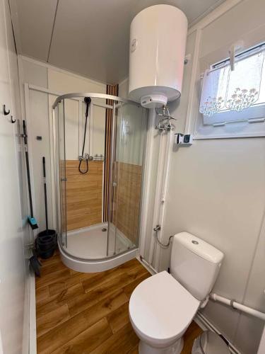 a small bathroom with a shower and a toilet at Domek modułowyBursztynek in Rewa