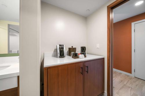 a room with a counter with two coffee makers on it at OUTRIGGER Kāʻanapali Beach Resort in Lahaina