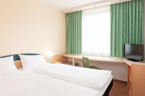 Una televisión o centro de entretenimiento en ibis Paderborn City