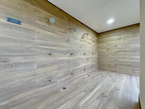 a room with a wooden wall at Apartamento em Condomínio Frente-Mar com Piscinas, Jacuzzi Aquecida, Sauna, Academia, Brinquedoteca, Churrasqueira na Sacada, Cozinha Completa in Piçarras