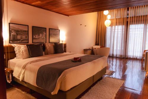 a bedroom with a large bed in a room at Tiradentes Boutique Hotel in Tiradentes
