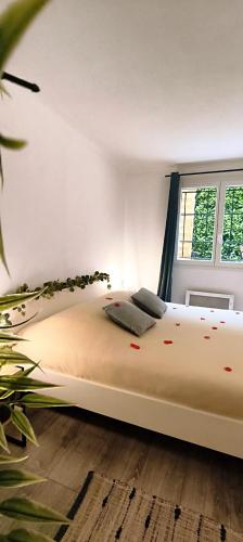Romantic Suite with Private Jacuzzi & Free Parking