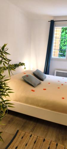 Romantic Suite with Private Jacuzzi & Free Parking