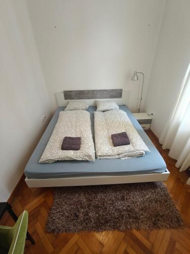 Huge, retro, cozy place in the city center, close to the station