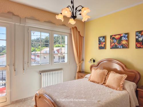 a bedroom with a bed and a window at Chalet Sobre do Valo in Sanxenxo
