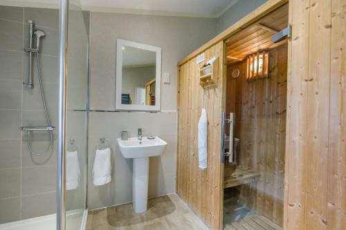 a bathroom with a sink and a shower and a toilet at Primrose 1 bed-No Pets-Lily in Eye