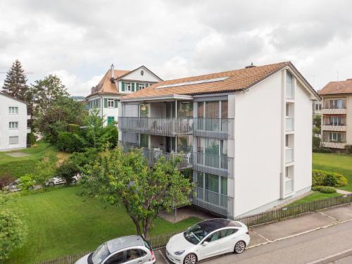 Zentrale Wohnung mit Büro und Parkplatz