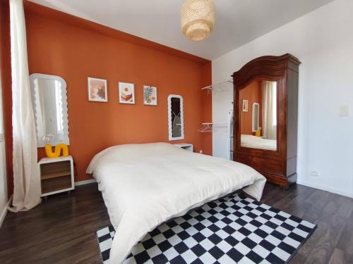 a bedroom with a bed and a checkered floor at Hyper centre Libourne - Cosy & tout à pied in Libourne