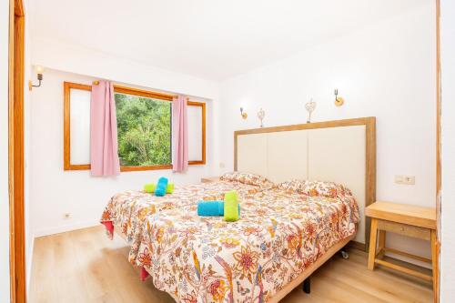 a bedroom with a bed with a large mirror at Apartamento Felipe 2-2 in Cala d´Or