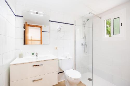a white bathroom with a toilet and a shower at Apartamento Felipe 2-2 in Cala d´Or