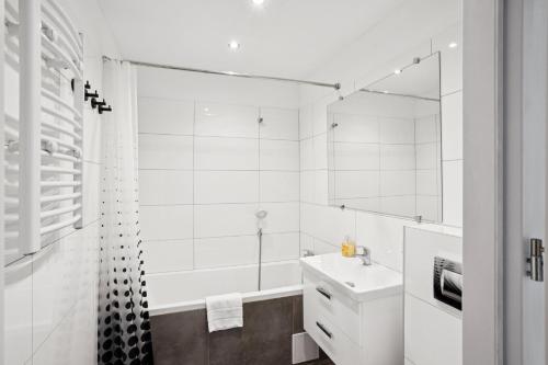 a white bathroom with a sink and a shower at Am Ring Monteurzimmer Apartment Böhlen in Böhlen
