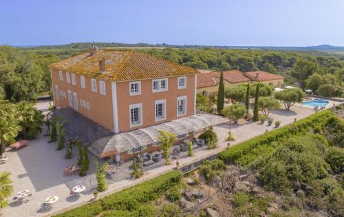 an aerial view of a large house with a courtyard at Domaine de Roque Haute in Portiragnes