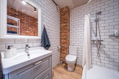 a bathroom with a sink and a toilet at H7 Stuudiokodud- SELF CHECK-IN in Viljandi