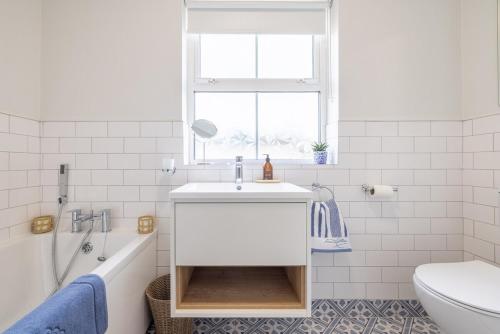 a bathroom with a sink and a tub and a toilet at Coolbuck Cottage in Lisbellaw