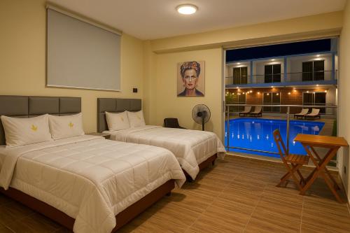 a hotel room with two beds and a pool at MAR y LAGO EXPERIENCE in Lunahuaná