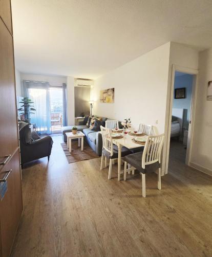 Benalmadena, Jupiter 1-Bedroom Apartment with Sea & Mountain Views, Pool & Garden