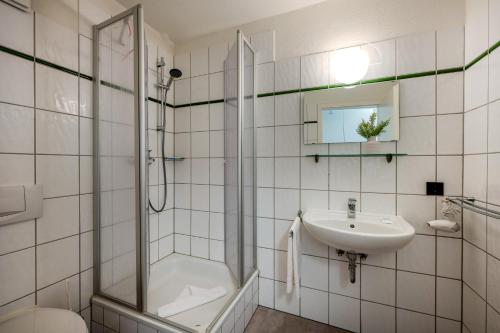 a bathroom with a shower and a sink and a toilet at Johouse Zingst Johouse Zimmer 09 in Zingst