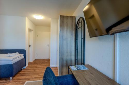 a room with a bed and a table and a chair at Johouse Zingst Johouse Zimmer 05 in Zingst
