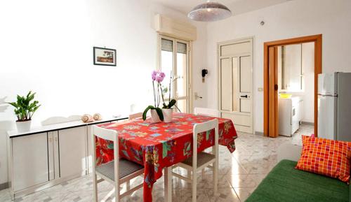 サンタ・マリア・アル・バーニョにあるLe Piramidi Appartamentiのキッチン(テーブル、赤いテーブルクロス付)