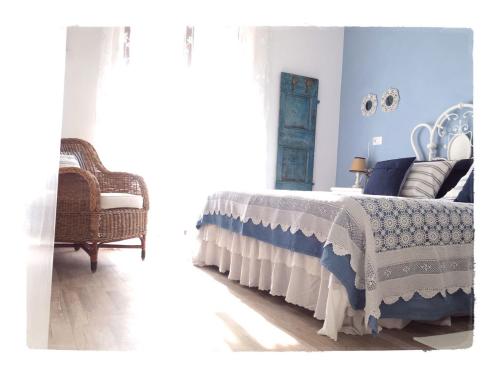 デセンツァーノ・デル・ガルダにあるFinestra sul lagoの青い壁のベッドルーム1室(大型ベッド1台付)