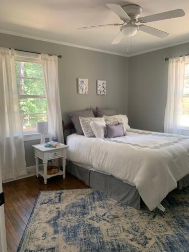 a bedroom with a bed with a ceiling fan and a rug at Cozy Columbia Retreat in Columbia