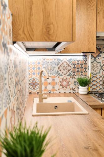 a kitchen counter with a sink in a kitchen at Kwatery Fado in Częstochowa